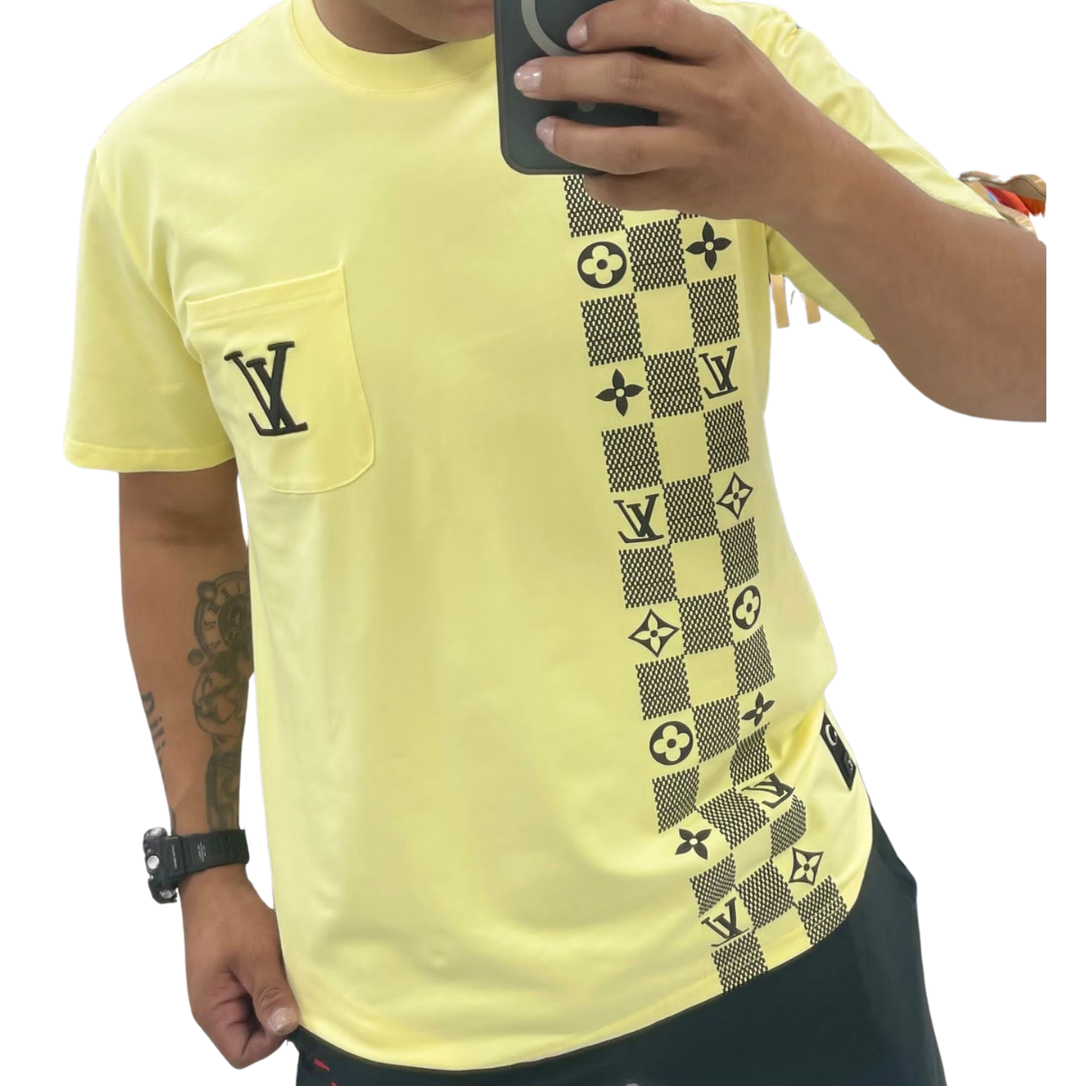 Comprar Camiseta Louis Vuitton Playera Hombre. En Onlineshoppingcenterg, te ofrecemos la mejor selección de camisetas Louis Vuitton para hombre, ideales para aquellos que buscan un estilo único y elegante. Si quieres comprar camiseta Louis Vuitton playera hombre, aquí encontrarás todo lo necesario para tomar una decisión informada y adquirir una pieza de lujo que destaque en cualquier ocasión.  ¿Por Qué Elegir una Camiseta Louis Vuitton para Hombre? Las camisetas Louis Vuitton combinan calidad, exclusividad y estilo. Cada prenda de la marca es conocida por su diseño innovador y atención al detalle, ofreciendo una experiencia de moda incomparable.  Ventajas de Comprar una Camiseta Louis Vuitton Material de Alta Calidad: Las camisetas están hechas de materiales duraderos y suaves al tacto. Estilo Exclusivo: Louis Vuitton diseña camisetas y camisas que son difíciles de igualar en estilo. Versatilidad: Ideales para combinar con cualquier atuendo, ya sea formal o casual. En nuestra tienda, Onlineshoppingcenterg, puedes encontrar desde una camiseta Louis Vuitton negra hasta una camisa de cuadros Louis Vuitton. Disponemos de una amplia variedad de estilos, colores y tallas para adaptarnos a tus necesidades.  Tipos de Camisetas Louis Vuitton Hombre Camisetas Básicas y Negras Si buscas una opción clásica y versátil, una camiseta Louis Vuitton básica o camiseta Louis Vuitton negra es perfecta para ti. Estas camisetas son elegantes y fáciles de combinar, siendo ideales para ocasiones informales y semiformales.